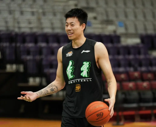 昨天辽宁与上海两家俱乐部同时宣布关于张镇麟的转会消息，辽篮核心张镇麟永久转会上海
