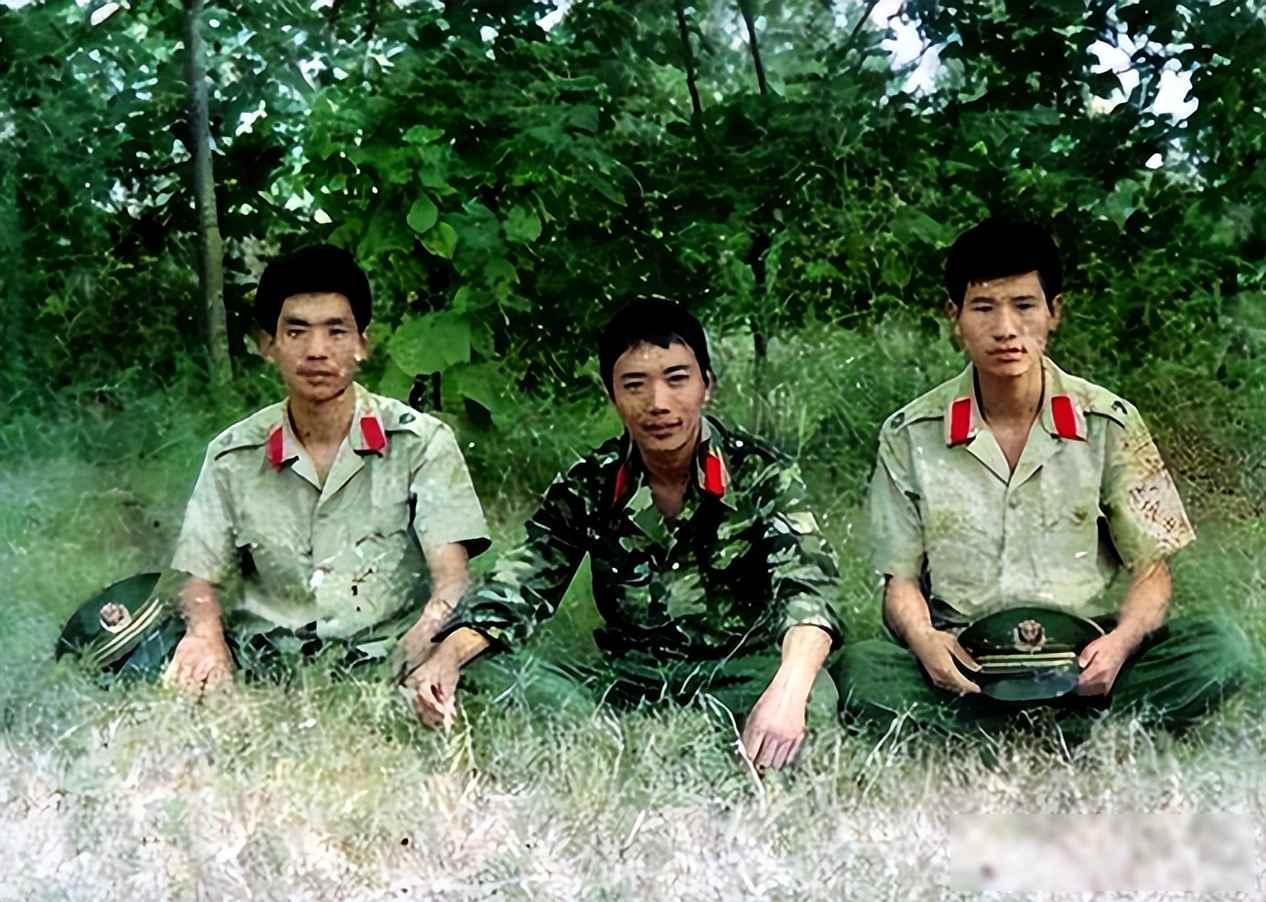 79岁老人养花遛鸟带孙子，当年拒公安铁饭碗选财政打杂，如今亲戚问儿子该考哪个单位