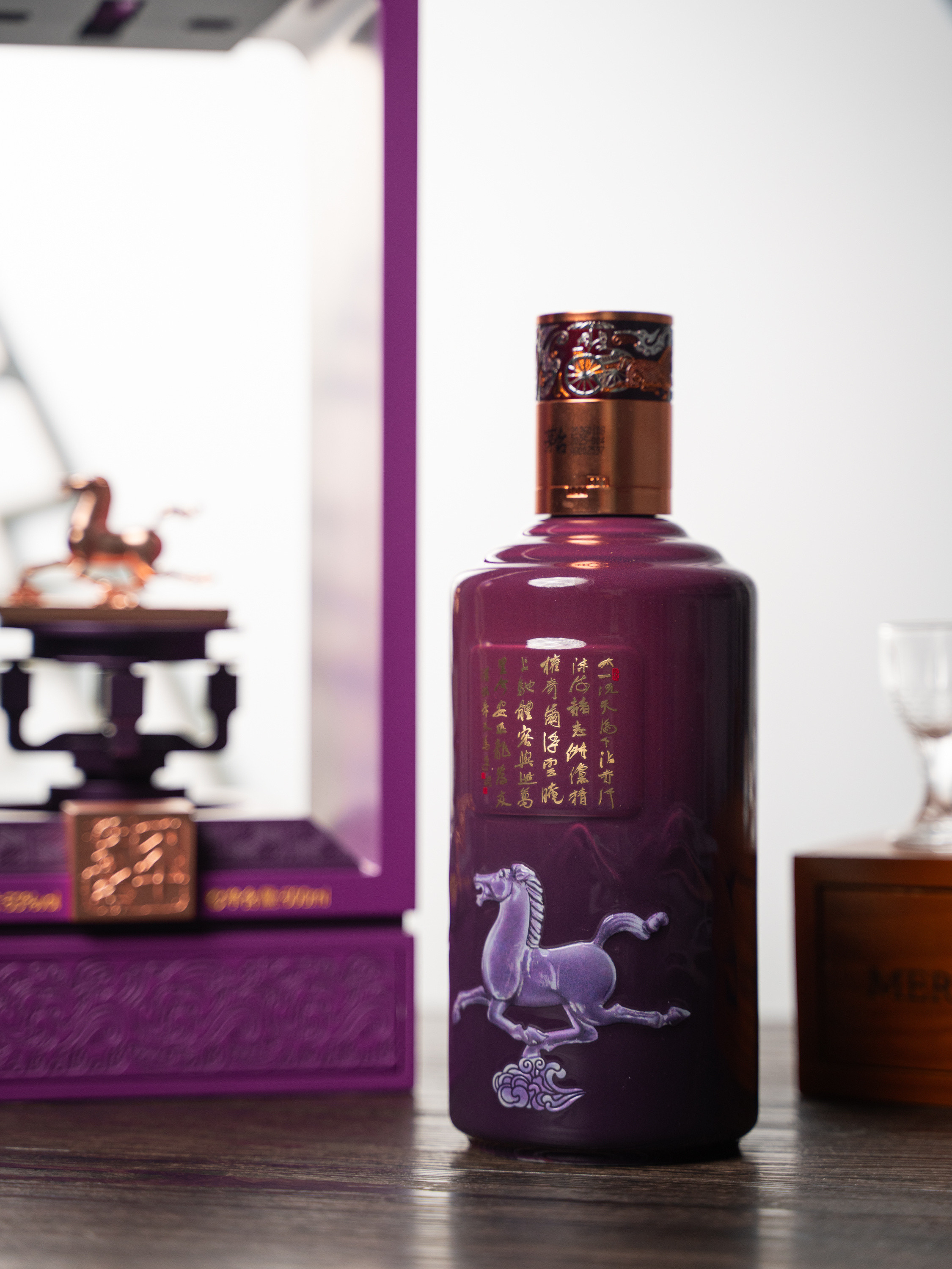 虽然我不喜欢喝酒，虽然茅台最近几款都涨价了，不过今年马年生肖版的这个包装，确实好