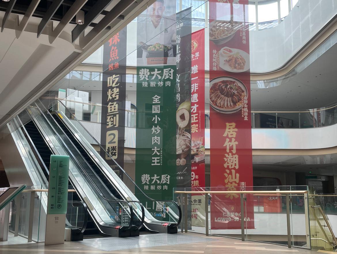 在某商场的电梯碰到一个保安和清洁阿姨的聊天！！清洁阿姨问保安一个月工资多少，保