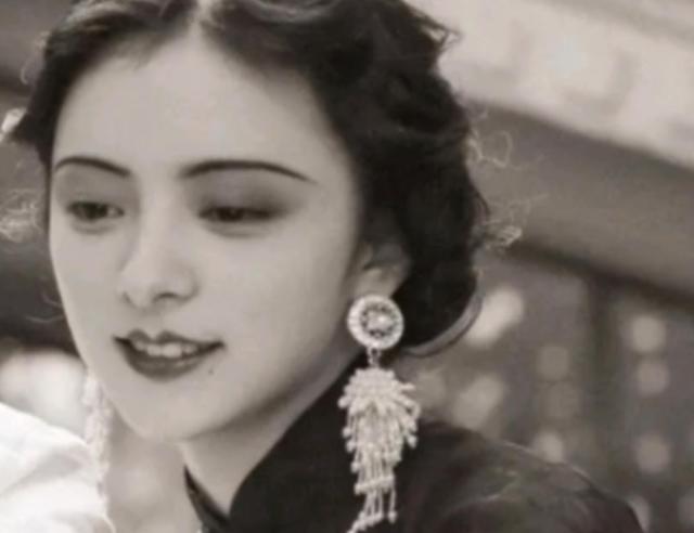 1974年，90岁的杨森迎娶了17岁的张灵凤。洞房之夜，就在杨森要行房事时，张灵