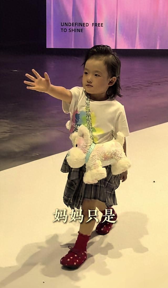 闪闪这两天可是真是出名了，在杭州的表演谁看了都羡慕，都说这个孩子了不起。闪闪