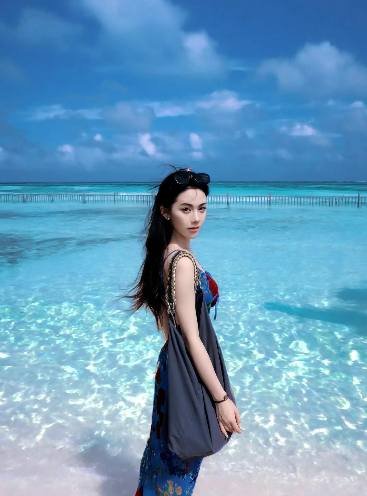 海风轻拂，沙滩漫步，夏日度假的美好时光。