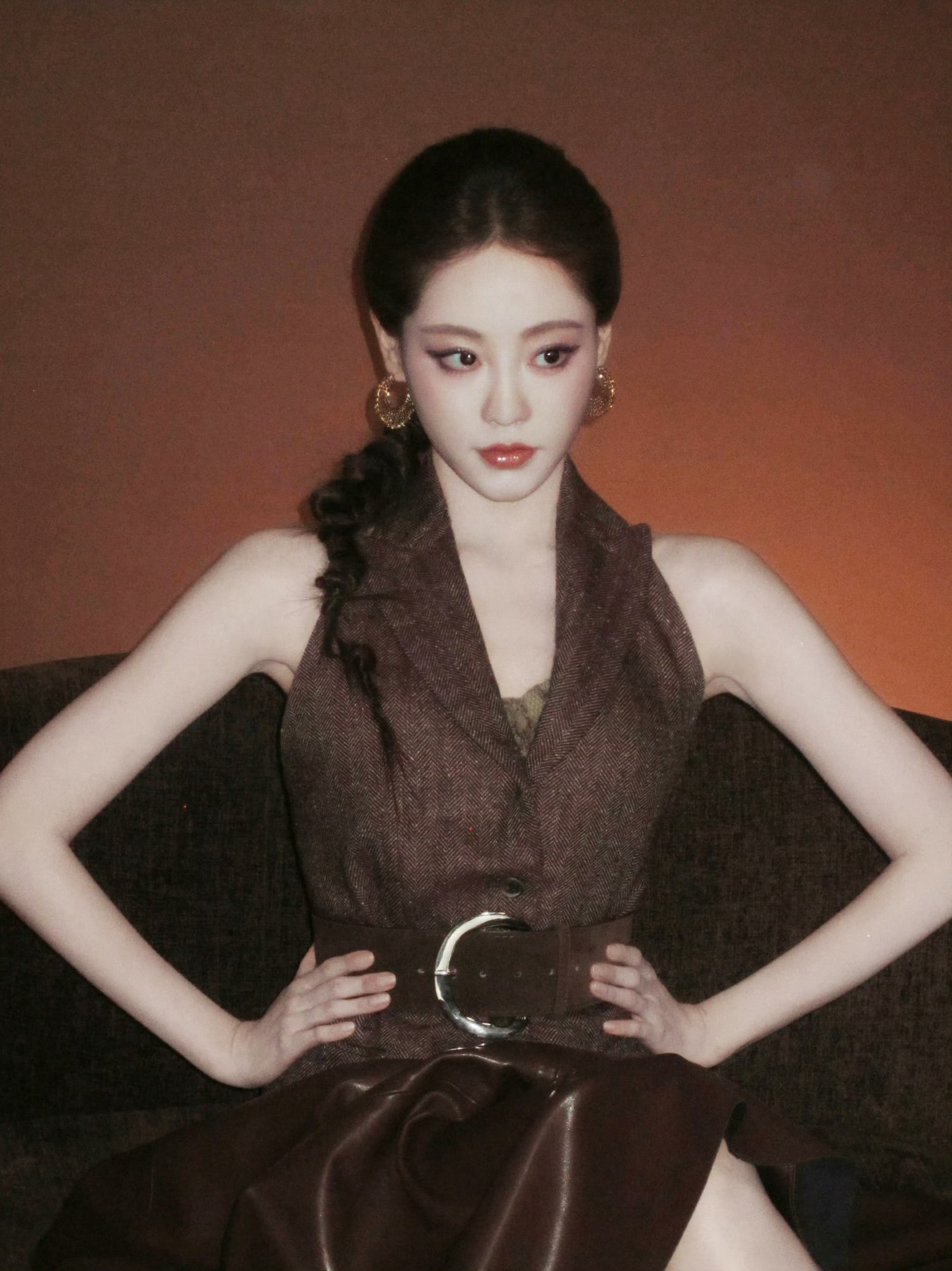 祝绪丹祝绪丹完全是主人级别这一套杀疯了[爱心]美拉德系长裙+上挑的棕色眼