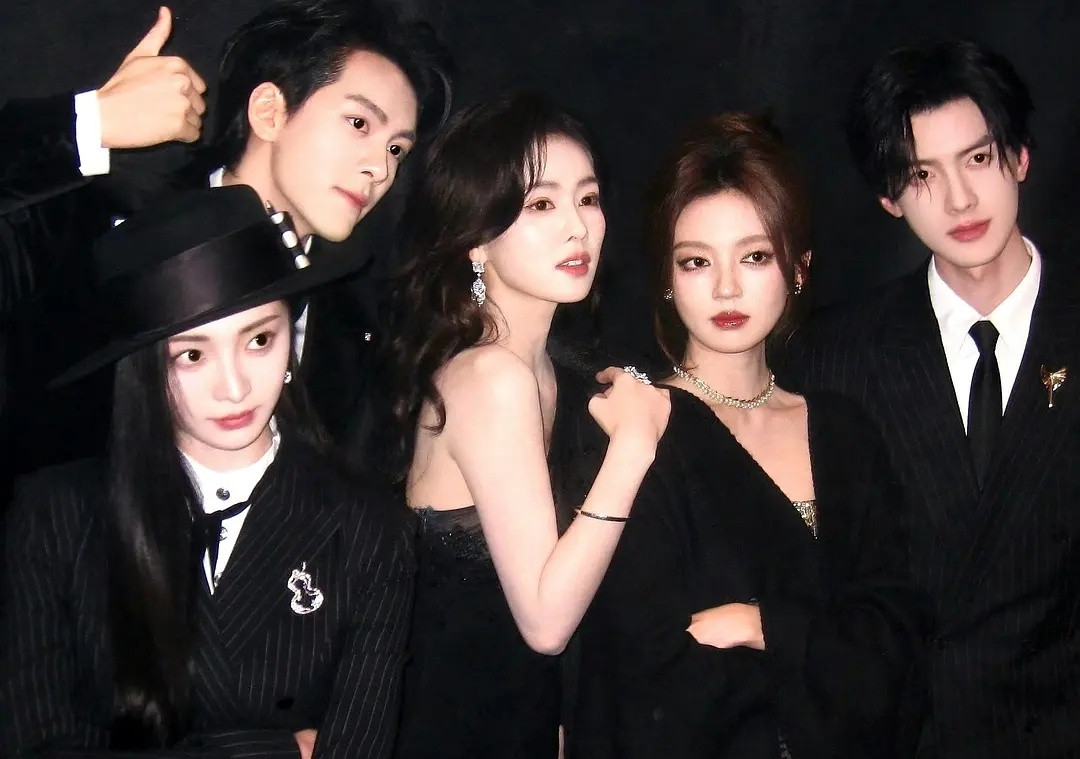 大大方方的友谊。从微博字里行间能看出白鹿的性格真好。白鹿差一张曾舜晞还没传给我