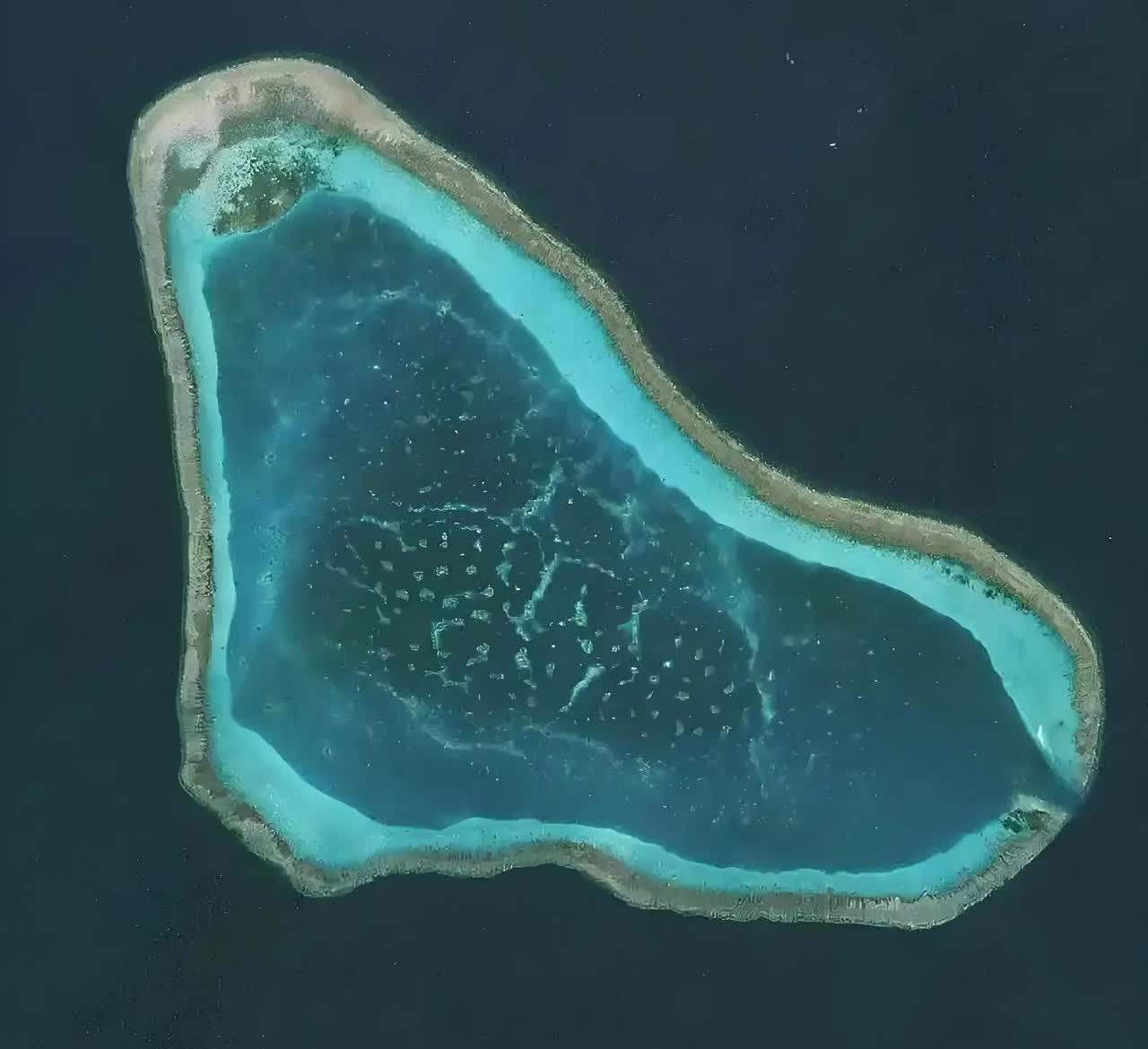 就在刚才，美军希金斯号驱逐舰未经批准，擅自闯入我国黄岩岛领海，我军组织海空兵力，