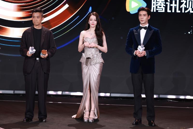 近日，迪丽热巴在《枭起青壤》片场带病工作画面曝光，裹羽绒服咳嗽不止仍被催戏。此前