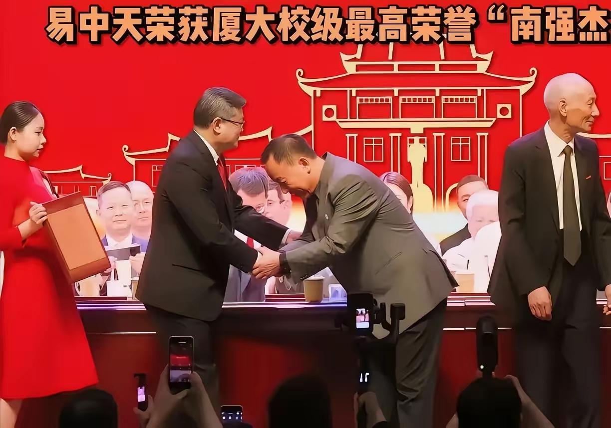 项立刚说易中天获奖肯定会在厦大引起巨大争议，这个我也信。想想看，这