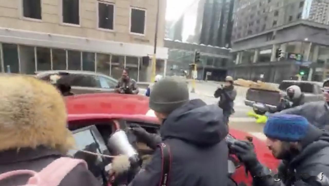 美国明尼阿波利斯市失控在ICE执法开枪事件发生后，整个明尼阿波利斯