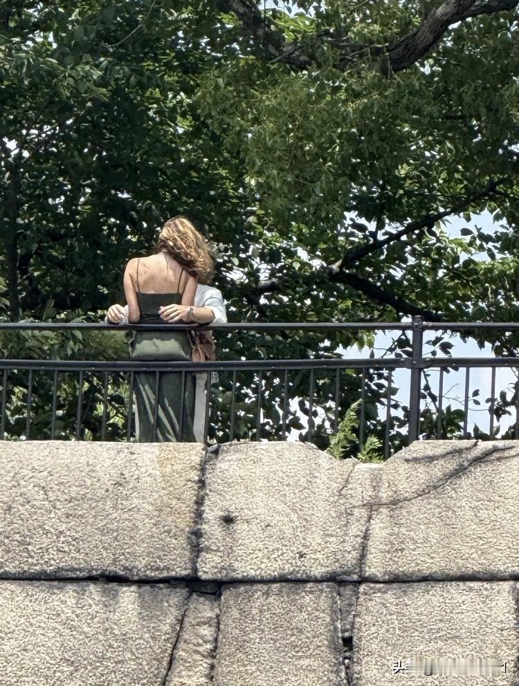 头疼！遇到一件麻烦事。公司小老板（二股东）的儿子，和我们部门一位刚毕业没多久