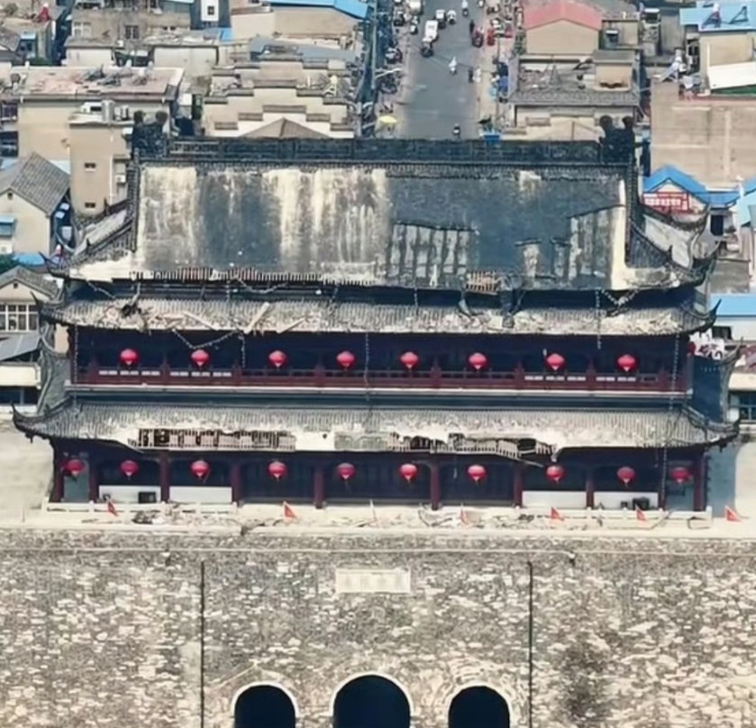 果然，这屋顶做了沥青防水层，居然直接在上面铺瓦，真是人才！屋瓦肯定是用水泥砌的