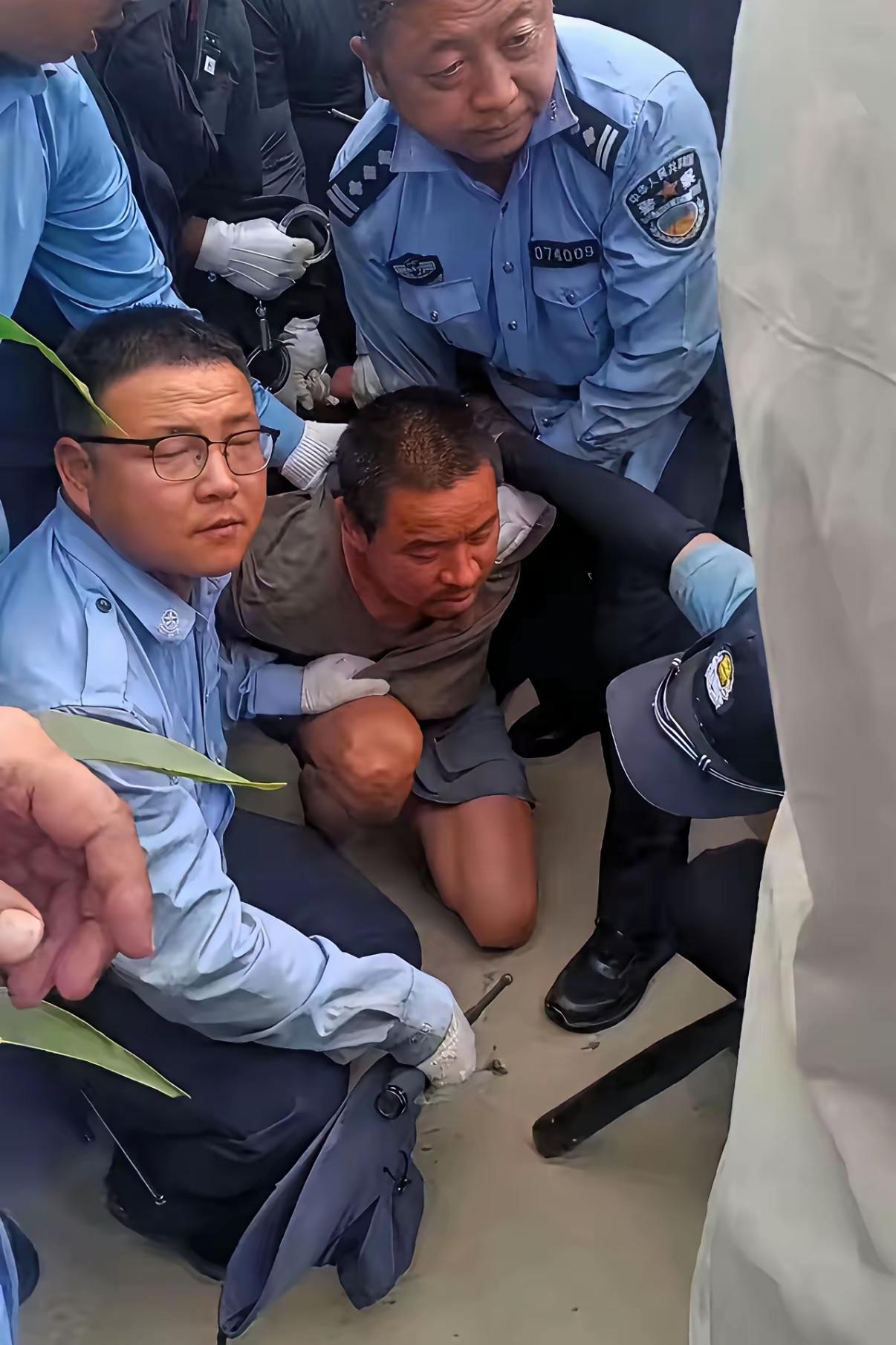 潜逃十天的夏付刚终究难逃法网，落网之后整个人狼狈不堪，鞋子遗失、面容憔悴消瘦