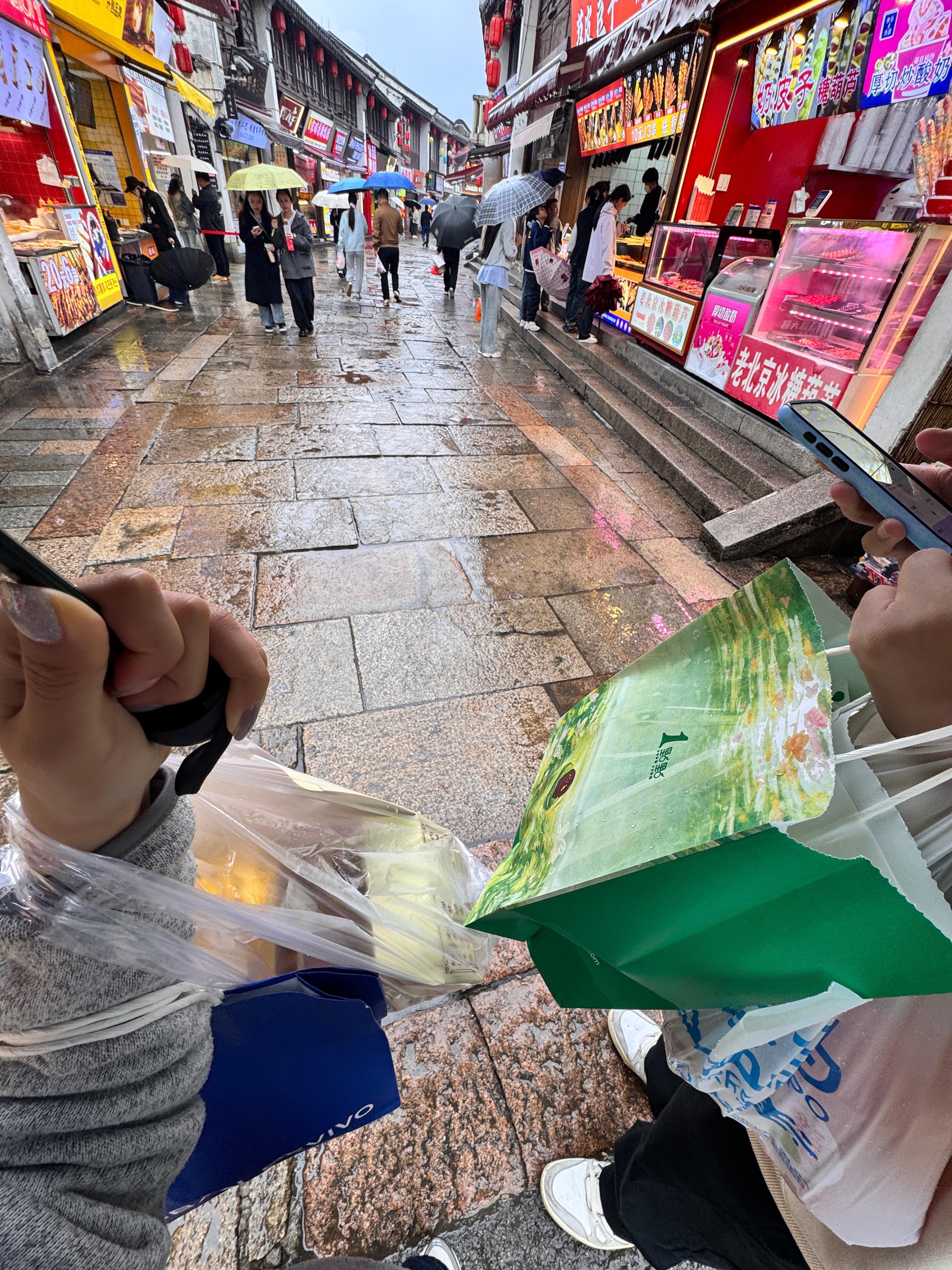 两个人就这样大风大雨出门吃吃湖州