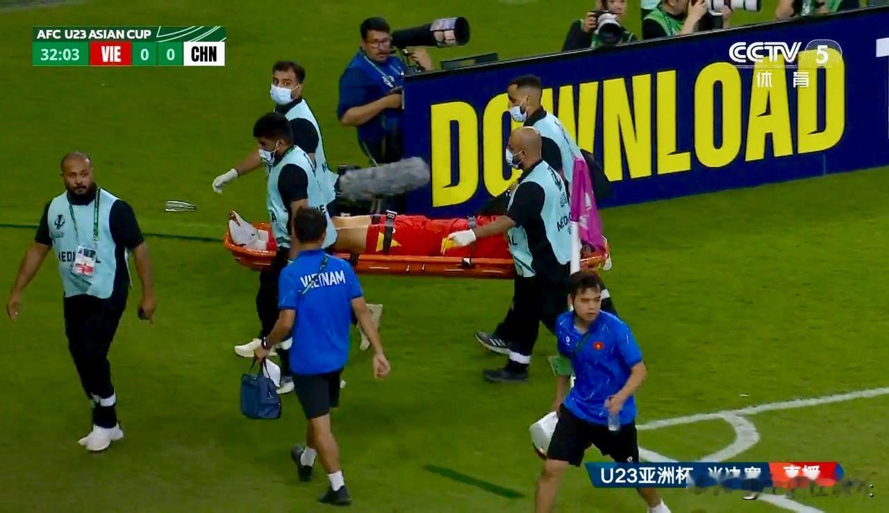 一个受伤早早离场，一个拉扯获黄牌警告，还有一个下黑手被红牌驱出……一路铜墙铁壁的