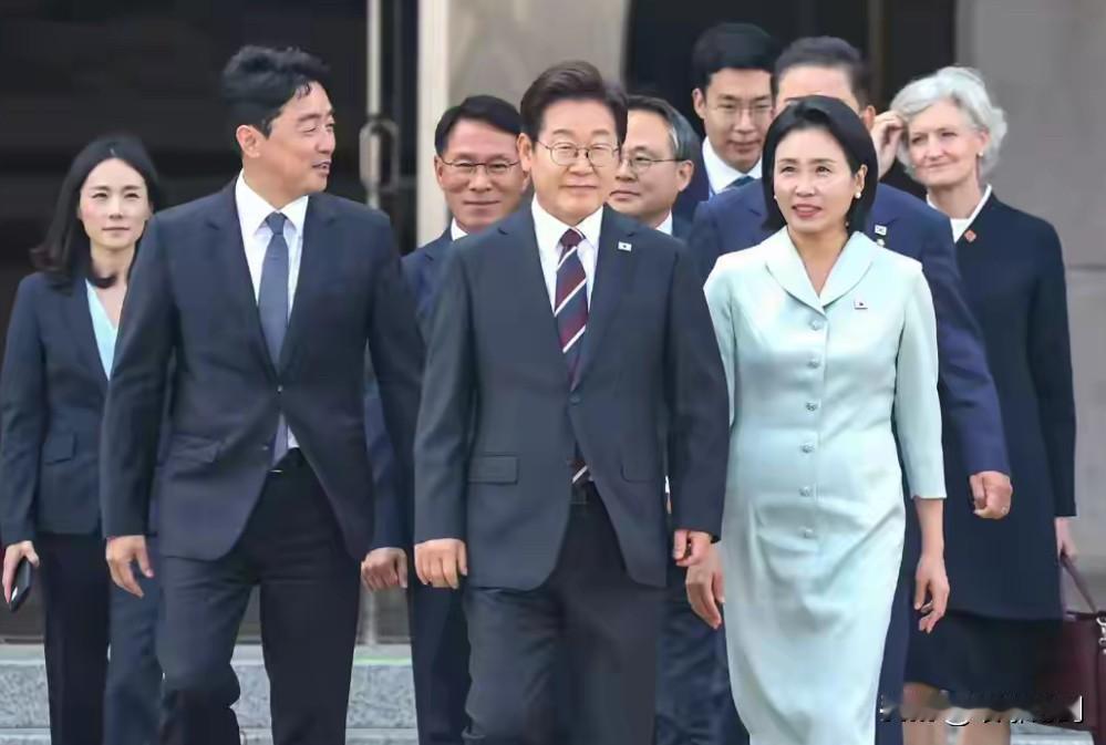 李在明访华签15份协议日本出台三项举措回应李在明访华期间达成15份合作文件