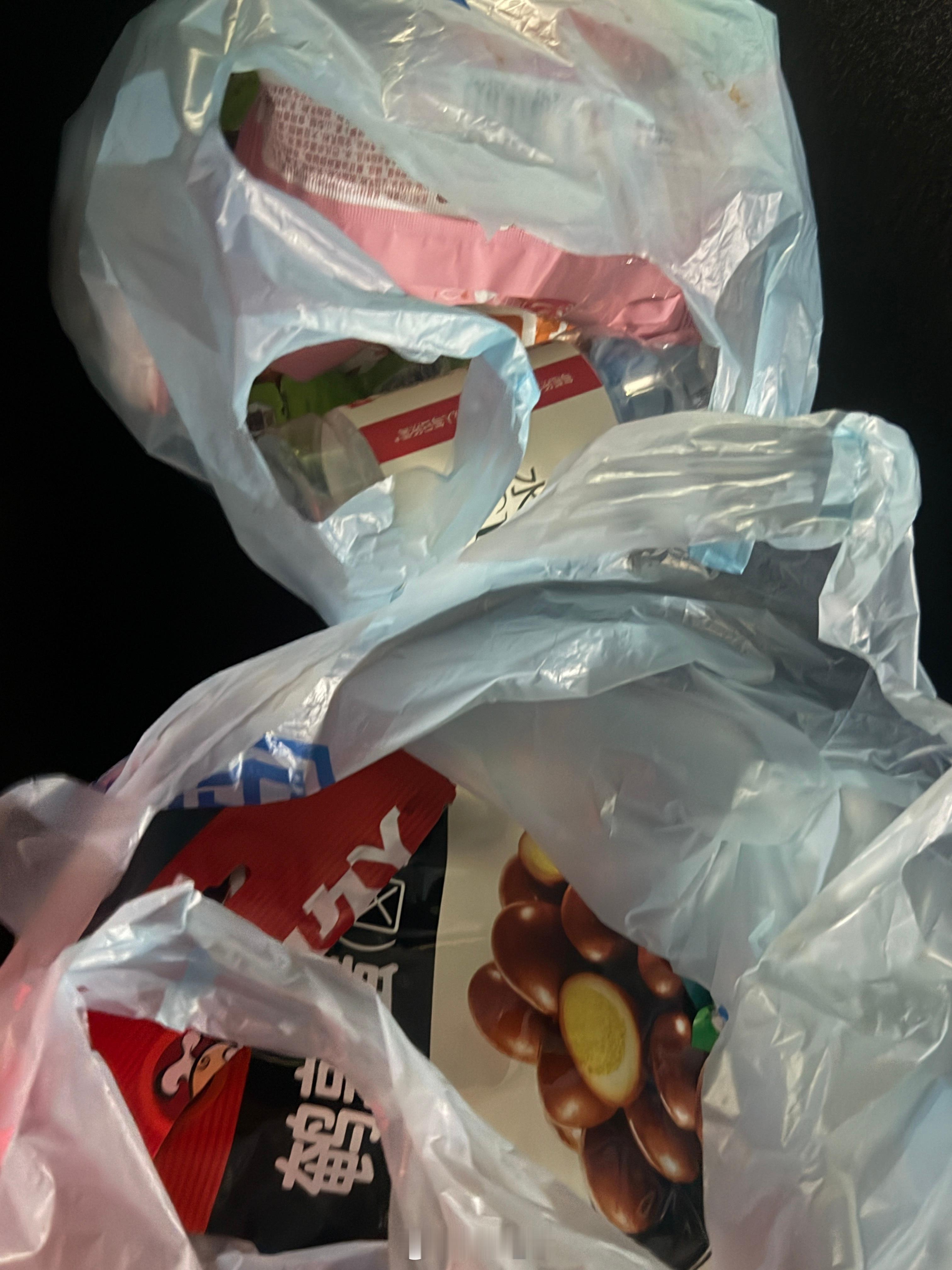 图一是我今儿吃的所有零食！90块的零食全被我吃完啦谁懂啊只要坐车我就必须要凿零
