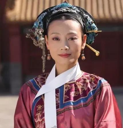 1703年，雍亲王正独自喝酒，身旁服侍的侍女，突然走上前低声地说“王爷，奴婢陪您