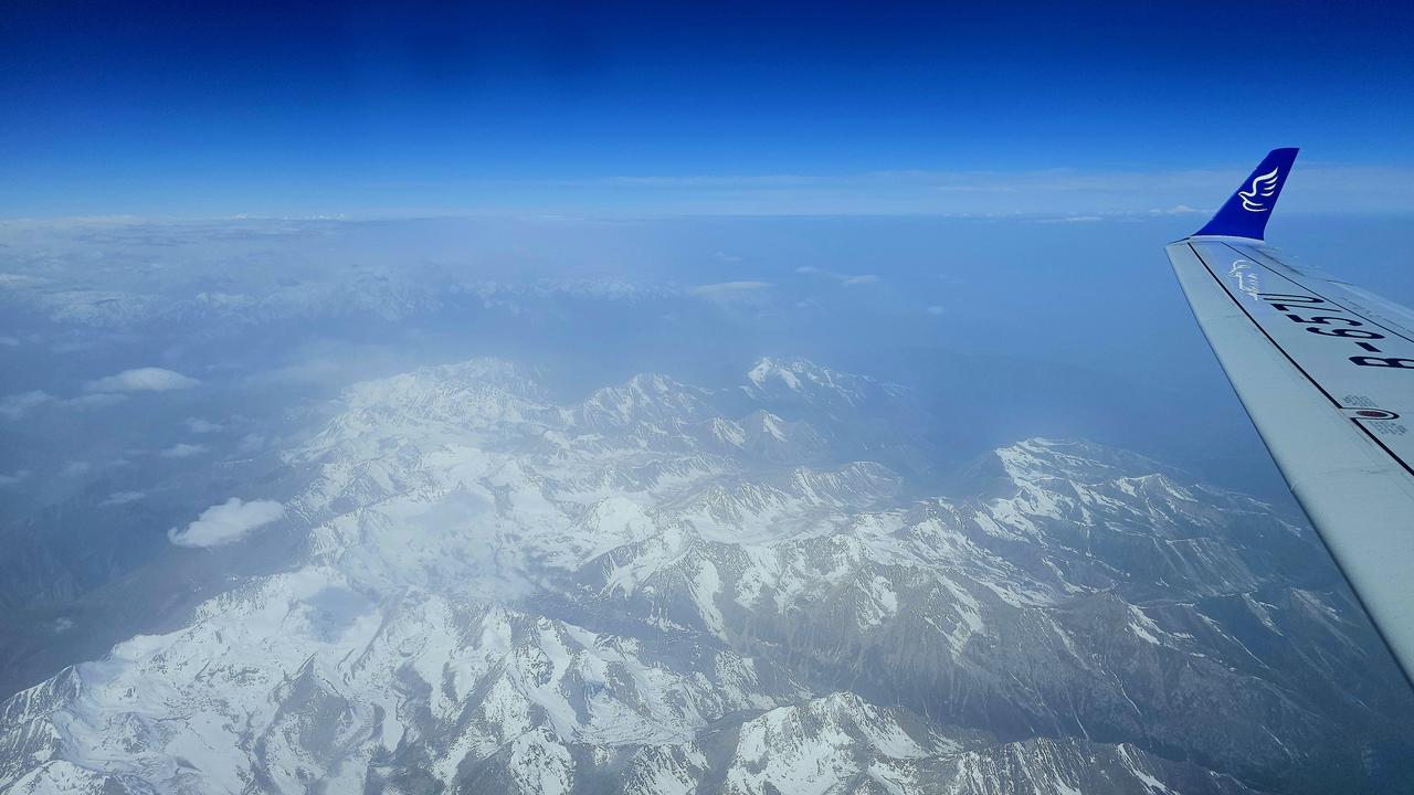 在飞机上看天山的雪山，那感觉简直绝了！当飞机飞临天山，眼前的景象瞬间让人震撼。洁