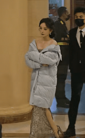 就是说嘛，这么冷的天，穿了羽绒服为什么露肩膀？其实是礼服肩袖特别大，导致衣服拉不