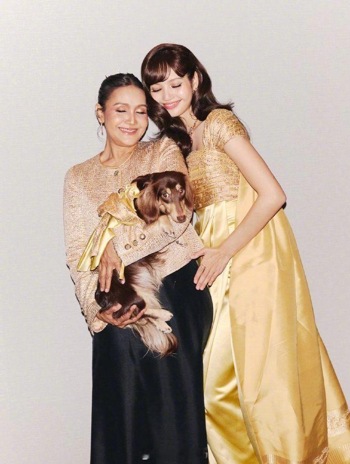 Lisa和妈妈合照刷到Lisa与妈妈的同框照，不禁感叹基因力量之强大。妈妈气质