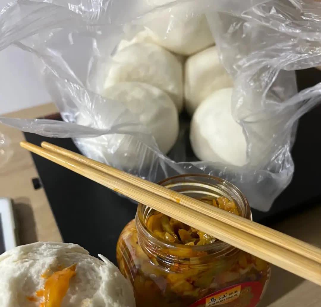 我一个月基本工资3500，销售主要靠提成，中午饭都是在家吃，抛弃房租水电费，根本