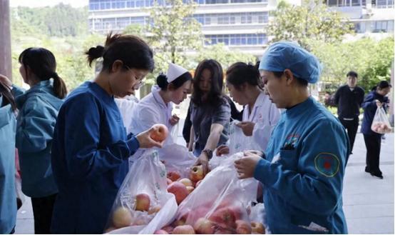 这就是刻在中国人骨子里的善良！陕西汉子拉着8000斤苹果闯湖北，半路突发急性
