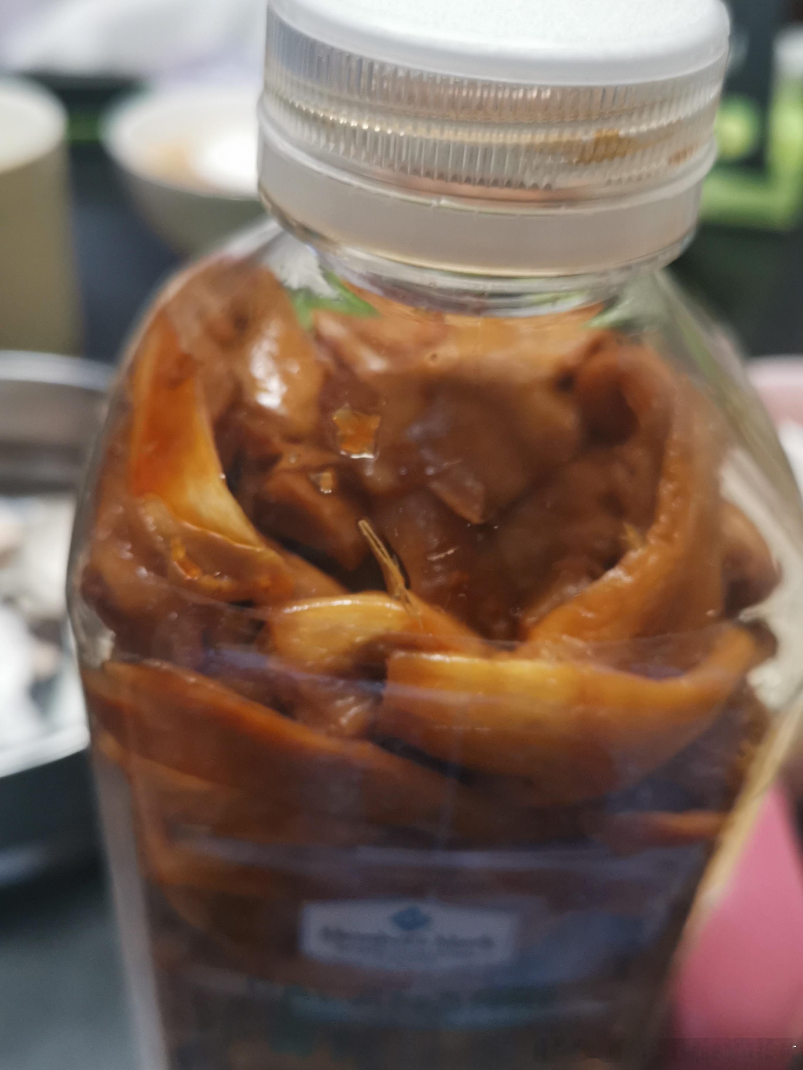 熬了一晚的银耳莲子羹，很美味，妈妈新做的紫油姜，清早吃，冬吃萝卜夏吃姜，健康是福