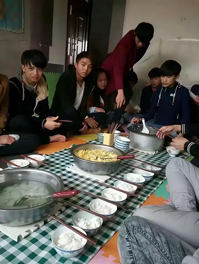 当年进去体验了快一年，钱没赚到，女朋友倒是换了三四个[捂脸哭]