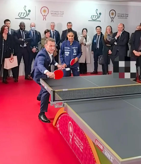 马克龙达乒乓球，拿球动作有模有样，还和专业运动员切磋球技！12月5日马克龙访问四