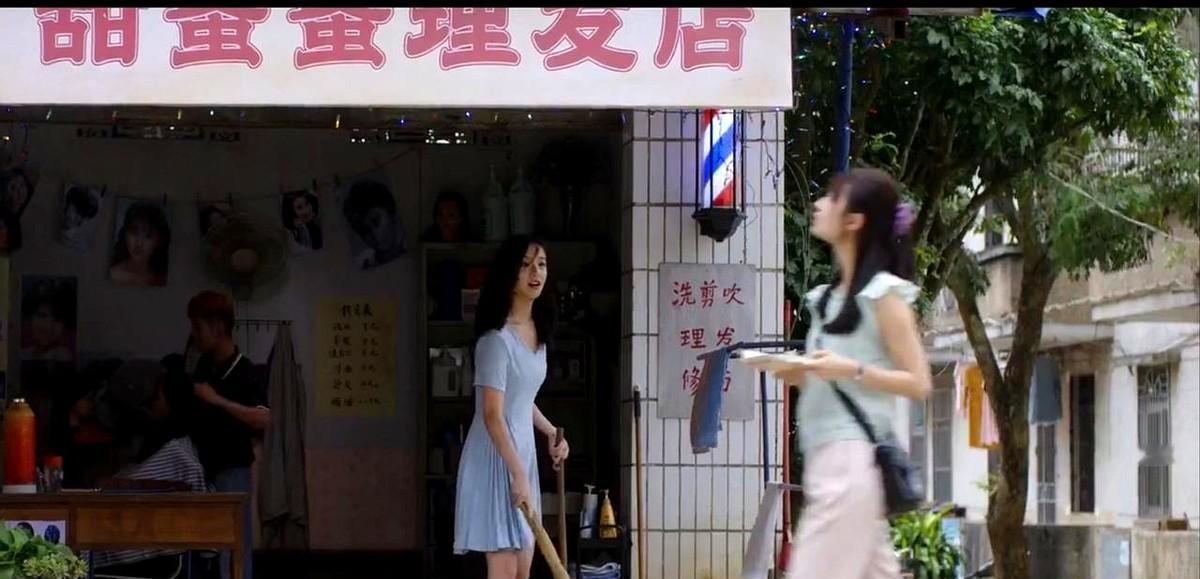 他蹲在工地角落啃冷馒头，手机里老婆发来视频：孩子在幼儿园背诗，笑得眼睛弯成月牙。