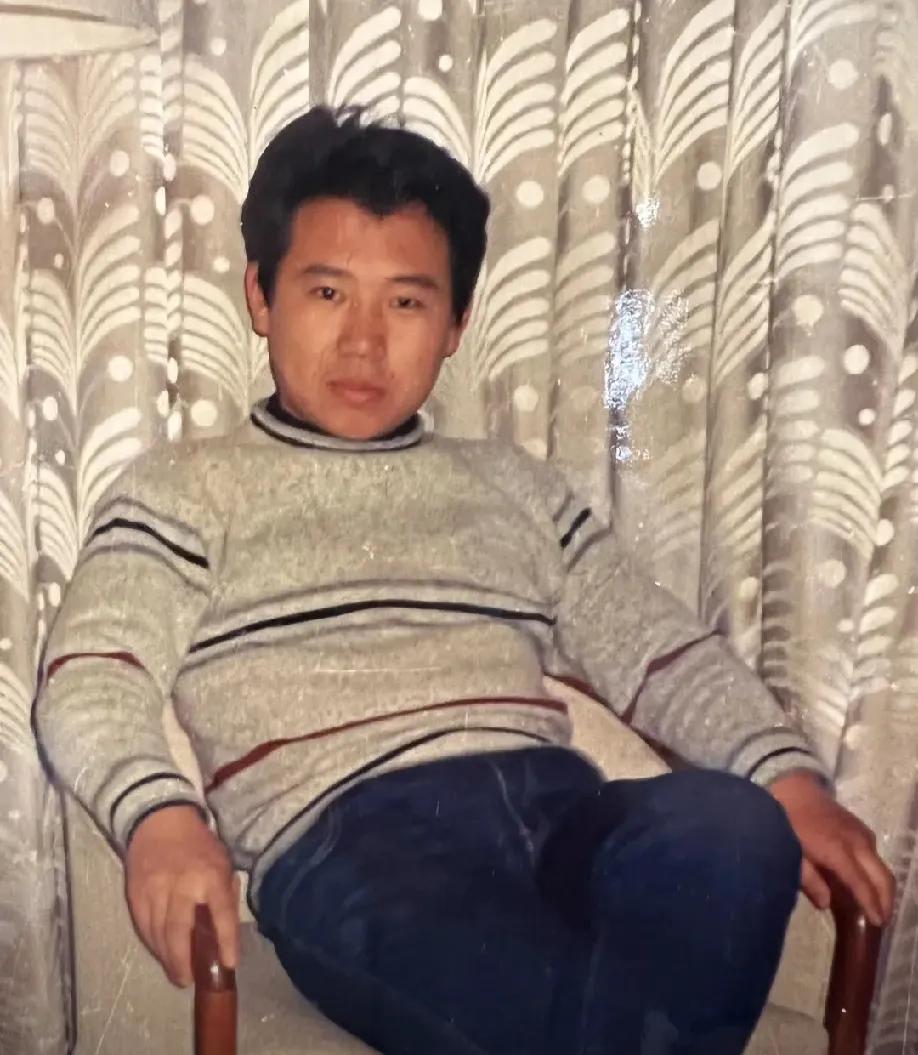 年轻时郭德纲的面相挺憨厚朴实的。和外国美女在水中的他戴着墨镜，造型有点江湖气；