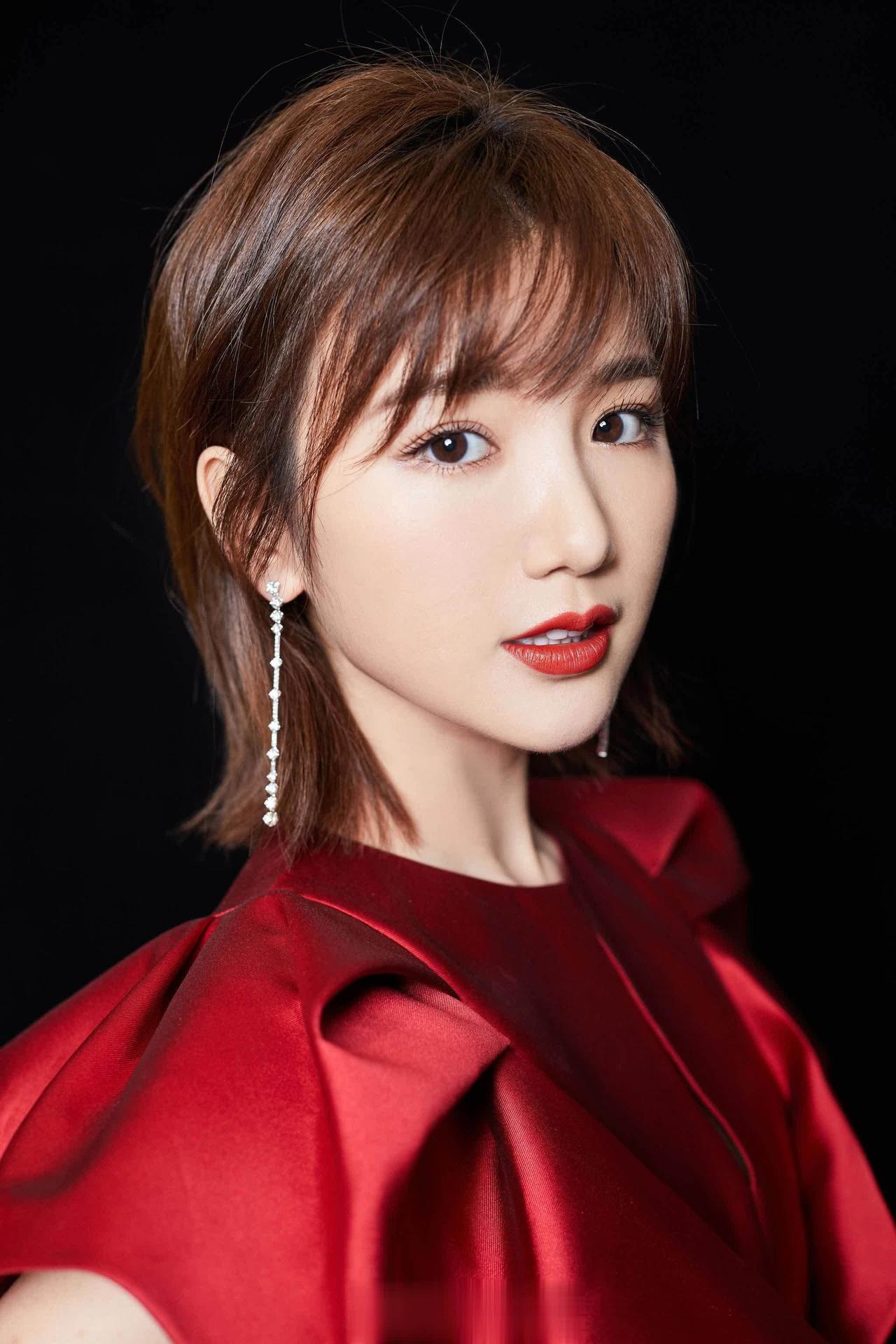 演员毛晓彤说：“有一天我去片场投简历，就看见一个门口排了好多人，我就很好奇，凑上