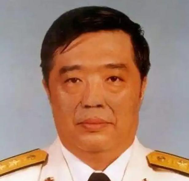 1998年，香港，贺龙之子贺鹏飞，看四下没人，闪身冲进一间商人办公室，凑到那人