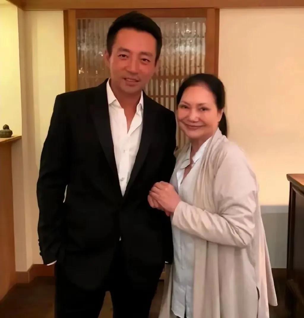 　　小S怎么也不会想到汪小菲会玩这一出　　汪小菲一直都说大S的房子不会拍卖，因