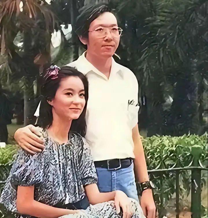 早年的林青霞和第一任男友赵宁的一张留影，那时候她刚情窦初开