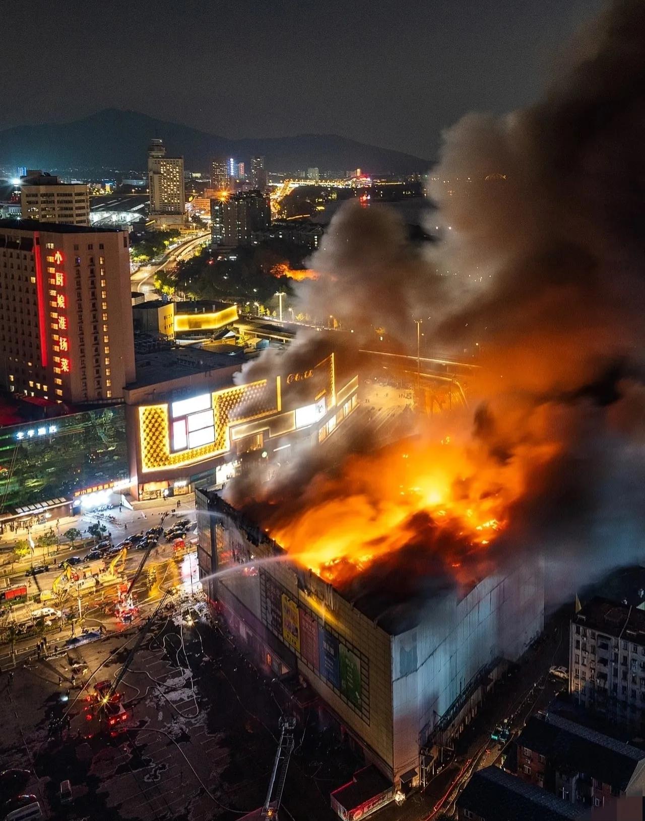 2月18日晚19时许，南京鼓楼区icon一商场内发生火灾，商场内的电影院观众被迫