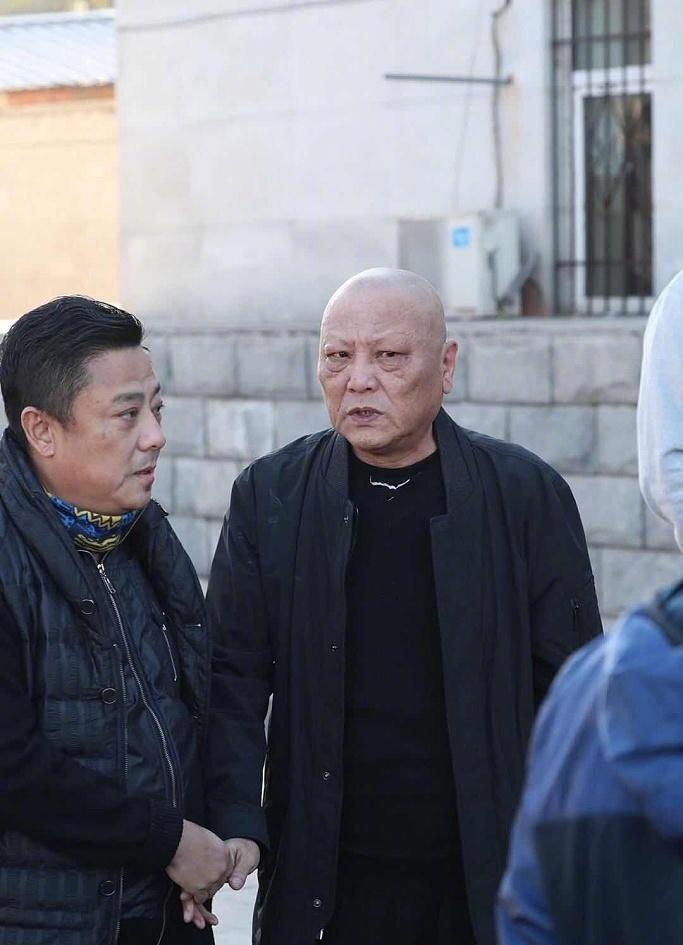 相声演员贾承博，参加师胜杰的葬礼，一张罕见的留影，这张照片拍摄于2018年10月