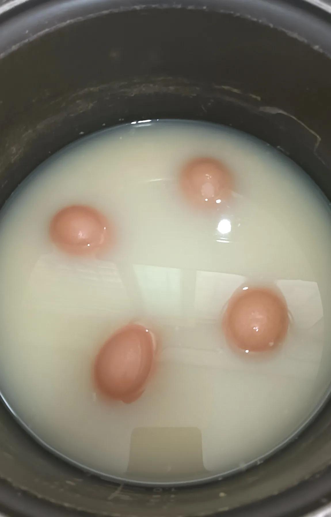 今天吃早饭时，我来到厨房，发现老婆把鸡蛋和小米稀饭一起煮了。我对老婆说:″给你