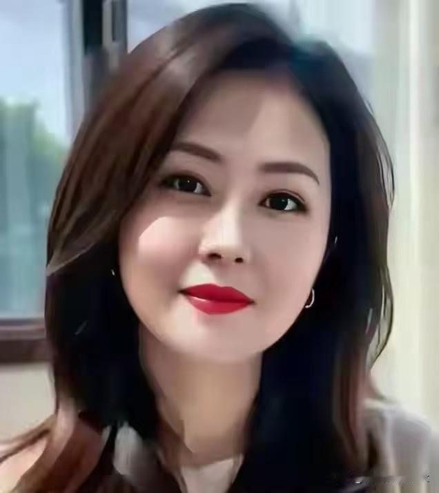 如梦令·徐娘半老转瞬韶华微老，犹胜旧时娇俏。浅笑倚窗棂，风送暗香轻绕。