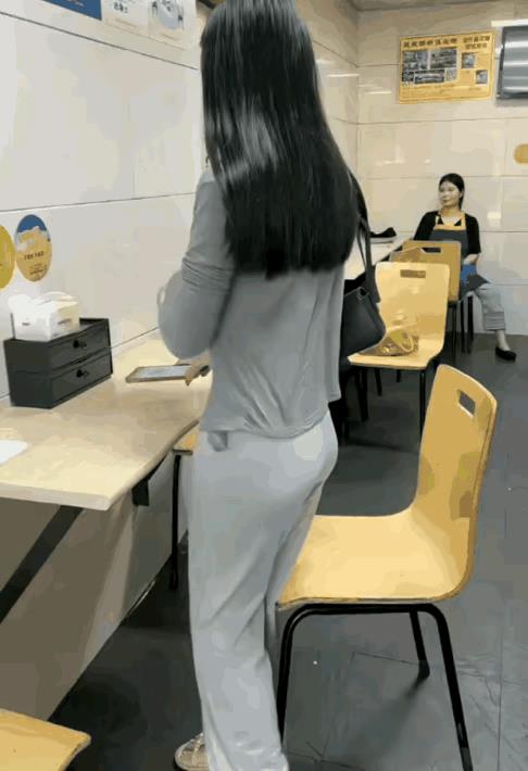 夏天吃个饭也不容易[滑稽笑]