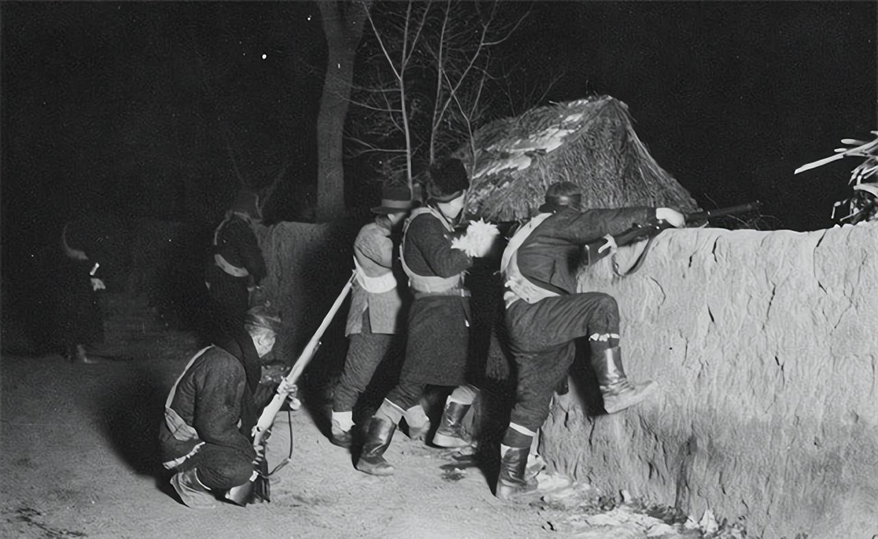[作揖]1949年，18军副参谋长率部运粮，突然遭到大批土匪伏击。副参谋长带领警