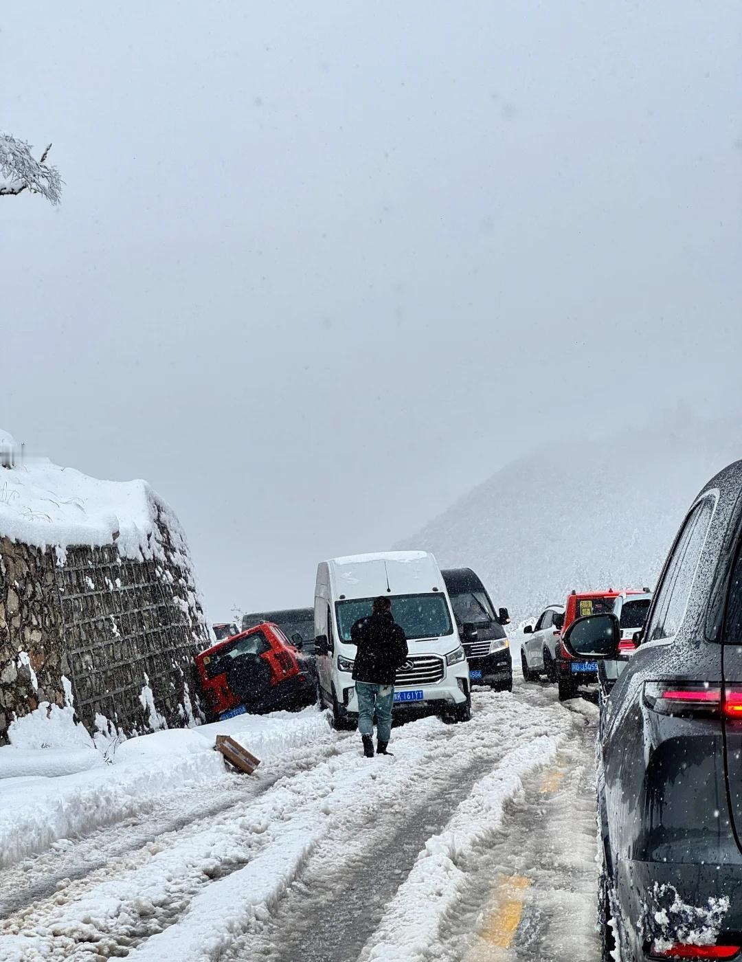 两个广东女孩勇闯川西之逃离暴风雪第一天的毕棚沟晴天第二天双桥沟山上下大雪然