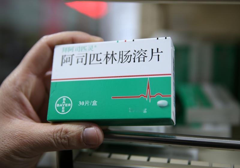 一位患者就珍，医生询问他的病史以及吃的药。病人说：“我长期便秘，一直吃阿司匹林。