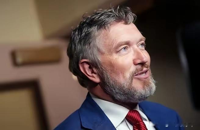 美国共和党众议员托马斯·马西最近跟司法部硬刚上了，他直接放话：如果司法部不把爱泼