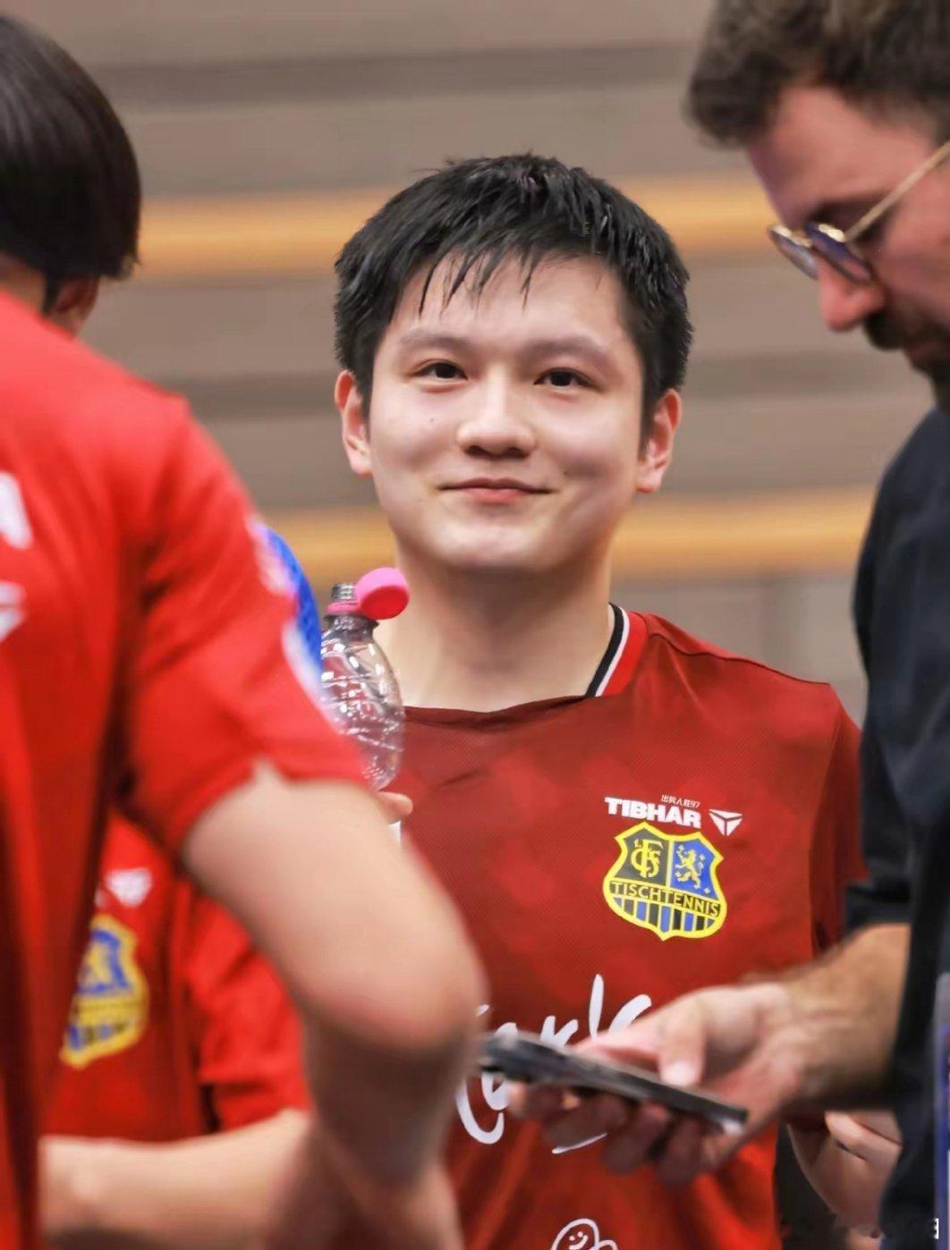 200万现金奖金刚一到账，樊振东便毫不犹豫地把银行卡交给了父母。这笔钱是上海市政