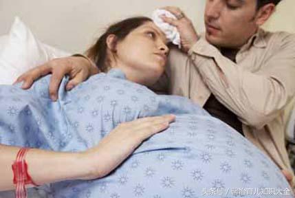 女婴出生脸带微笑, 婆婆打了婴儿一巴掌, 产妇被激怒医生却称赞?