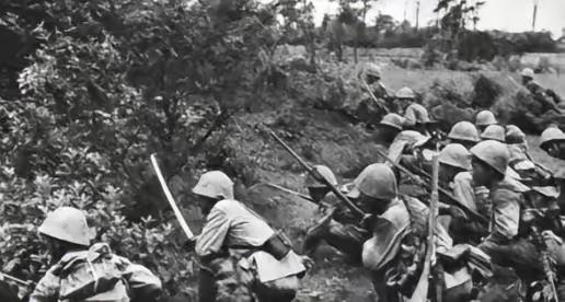 1940年，日军2000兵力趁着过新年，在武家湾包围了2团，团长却下令不准开枪，