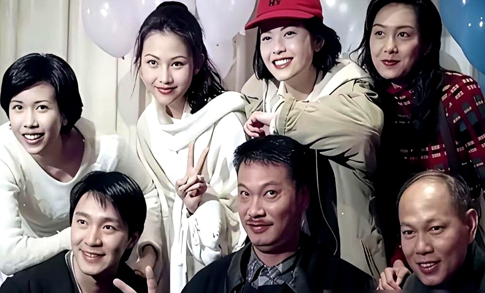 一张泛黄的老照片炸了锅，原来我们被当年的剧组造型骗了这么久。蔡少芬早期那张瓜子脸配上眉眼间的英气一露