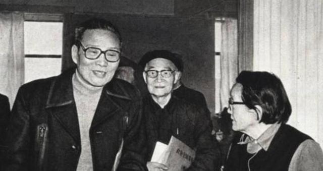 1958年，沈醉去天安门参加阅兵仪式，看见毛主席身边站着的女人，吓得他当场差点魂