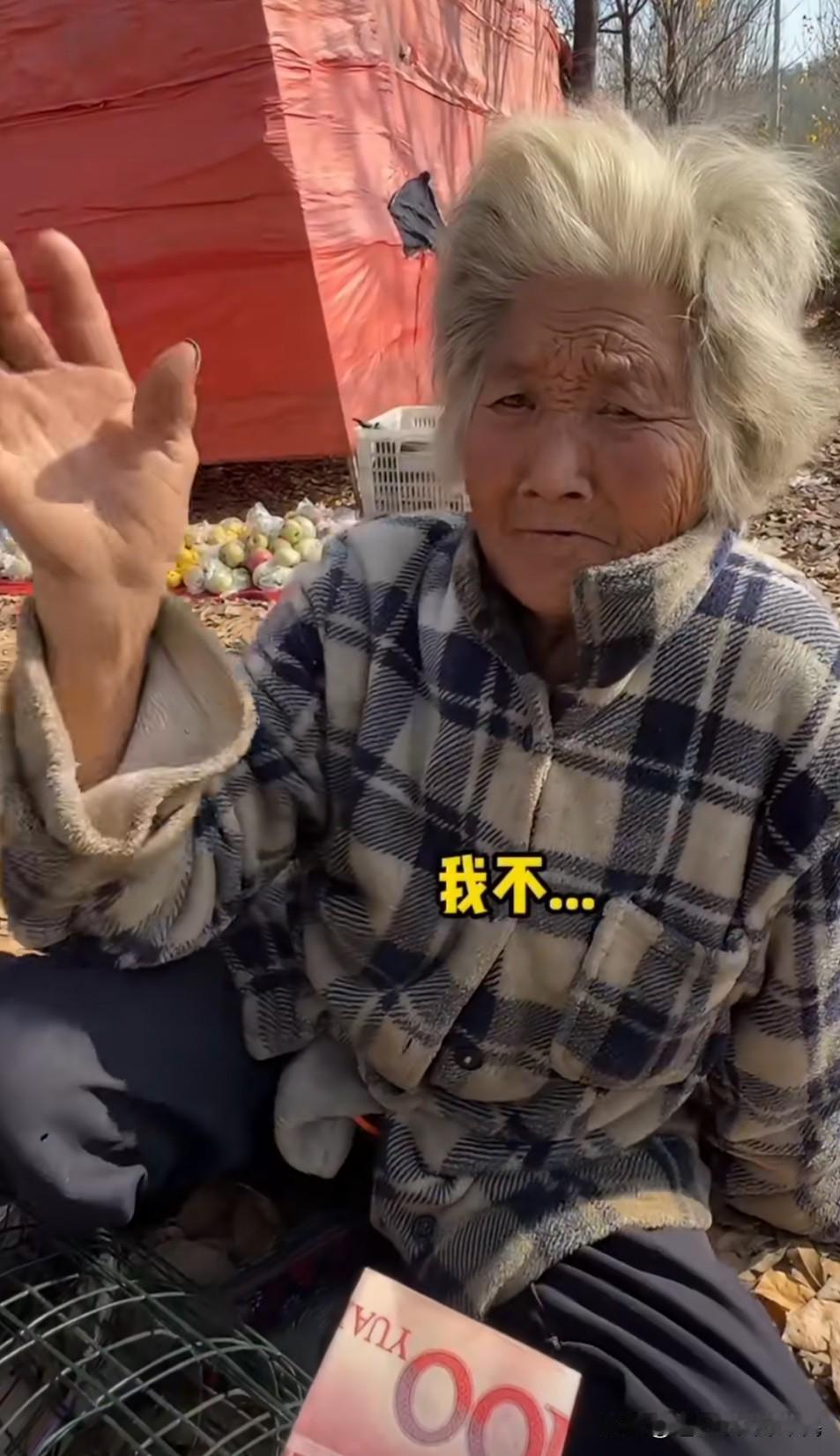 看90岁的奶奶用100块钱都买了什么？说给这位奶奶100块钱，这位奶奶说什么也